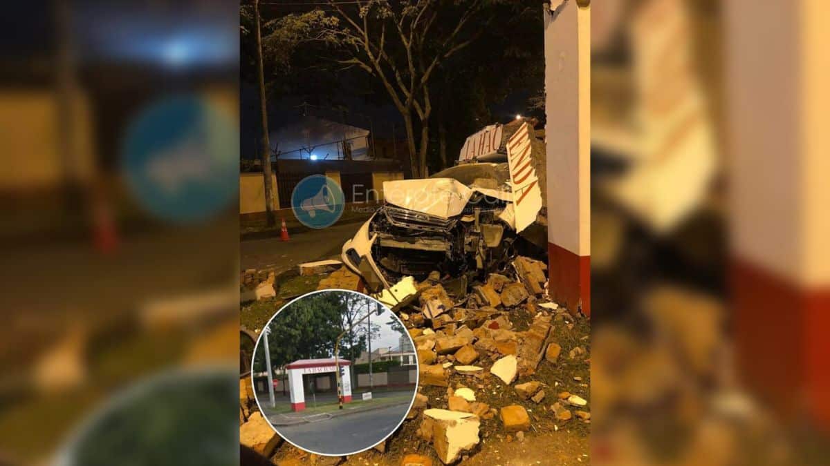 Aparatoso accidente de tránsito destruyó la icónica estructura del barrio La Hacienda