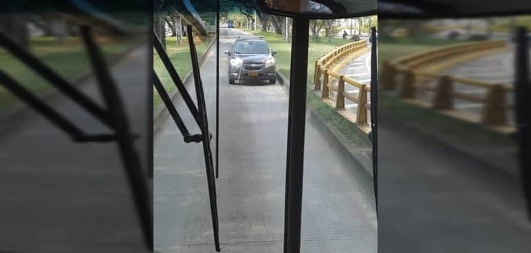 "¿De dónde saldrá tanto loco?": conductor invadió el carril del MÍO en contravía