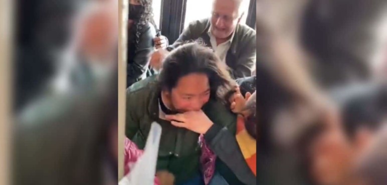 Dos mujeres protagonizaron una pelea a mordiscos en un bus del masivo