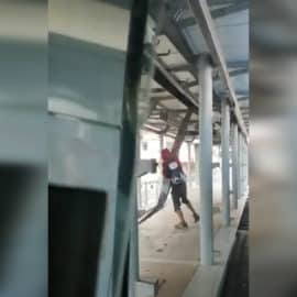 Indignación por video de hombre robando estructura de estación del MÍO