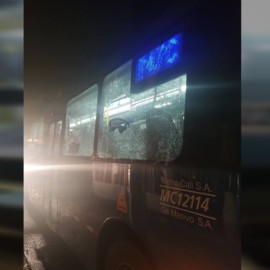¡No para la intolerancia en Cali! Encapuchados atacaron tres buses del MÍO