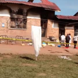 Once muertos y seis heridos dejó incendio en escuela para ciegos de Uganda