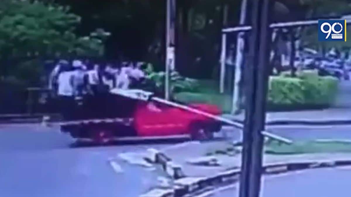 Revelan video del vehículo que se volcó en medio de una caravana fúnebre