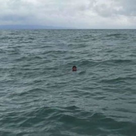 Tres personas fueron rescatadas luego de quedar a la deriva en océano el Pacífico