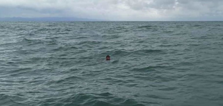 Tres personas fueron rescatadas luego de quedar a la deriva en océano el Pacífico