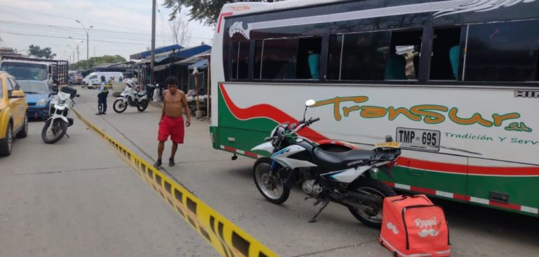 Un motociclista falleció tras estrellarse contra un bus de servicio público en Cali