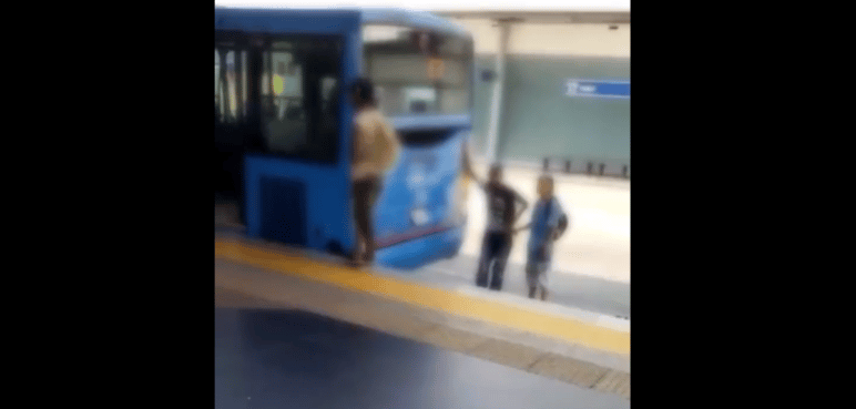 Video: jóvenes querían seguir colgados de bus del MÍO luego de entrar a una estación
