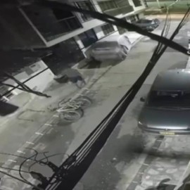 Video: Ladrón hizo maniobras para subirse a un balcón y llevarse una silla