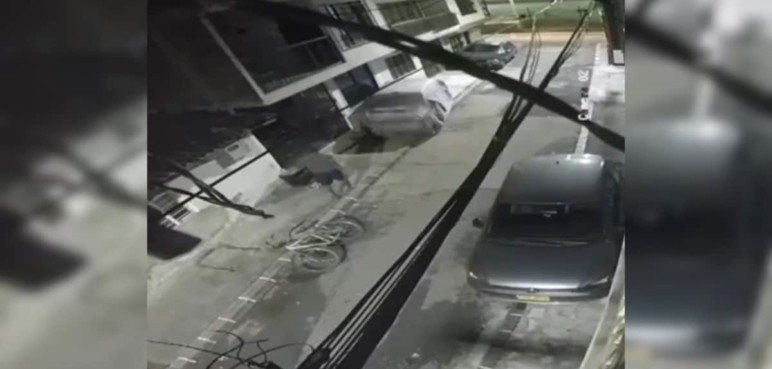 Video: Ladrón hizo maniobras para subirse a un balcón y llevarse una silla