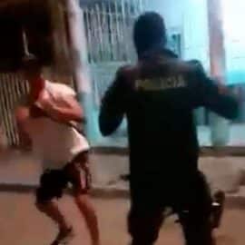 Video: Un policía y un joven se enfrentaron a golpes en medio de una requisa