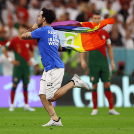 Aficionado salta a la cancha en Qatar con la bandera LGTBI+