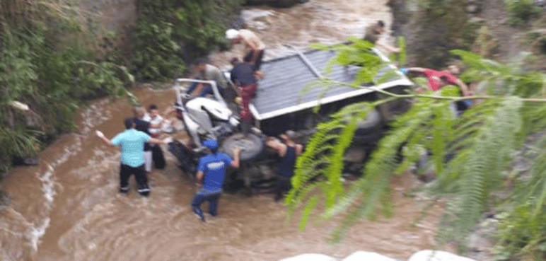 Video: Un camión se quedó sin frenos y cayó a un río en Dapa