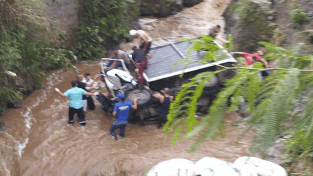 Video: Un camión se quedó sin frenos y cayó a un río en Dapa