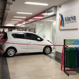 Carro perdió el control y chocó contra un local dentro de un centro comercial