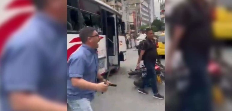 ¡Con machete en mano! Conductor de bus se enfrentó a un motociclista