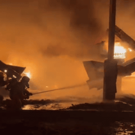 Un fuerte incendio se presentó en una fábrica de cauchos en Yumbo