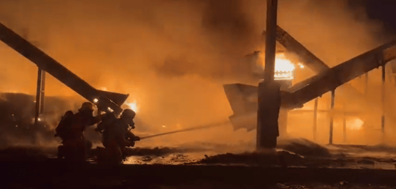 Un fuerte incendio se presentó en una fábrica de cauchos en Yumbo