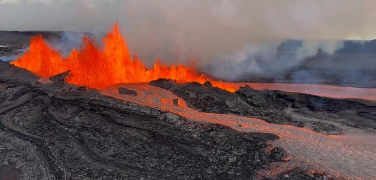 Luego de 40 años, entró en erupción el volcán más grande del mundo en Hawaii