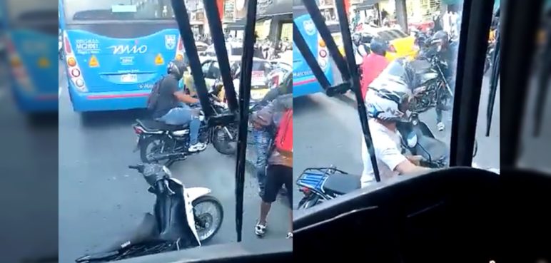 Video: Motociclistas sacaron sus motos del carril del MÍO para no ser sancionados