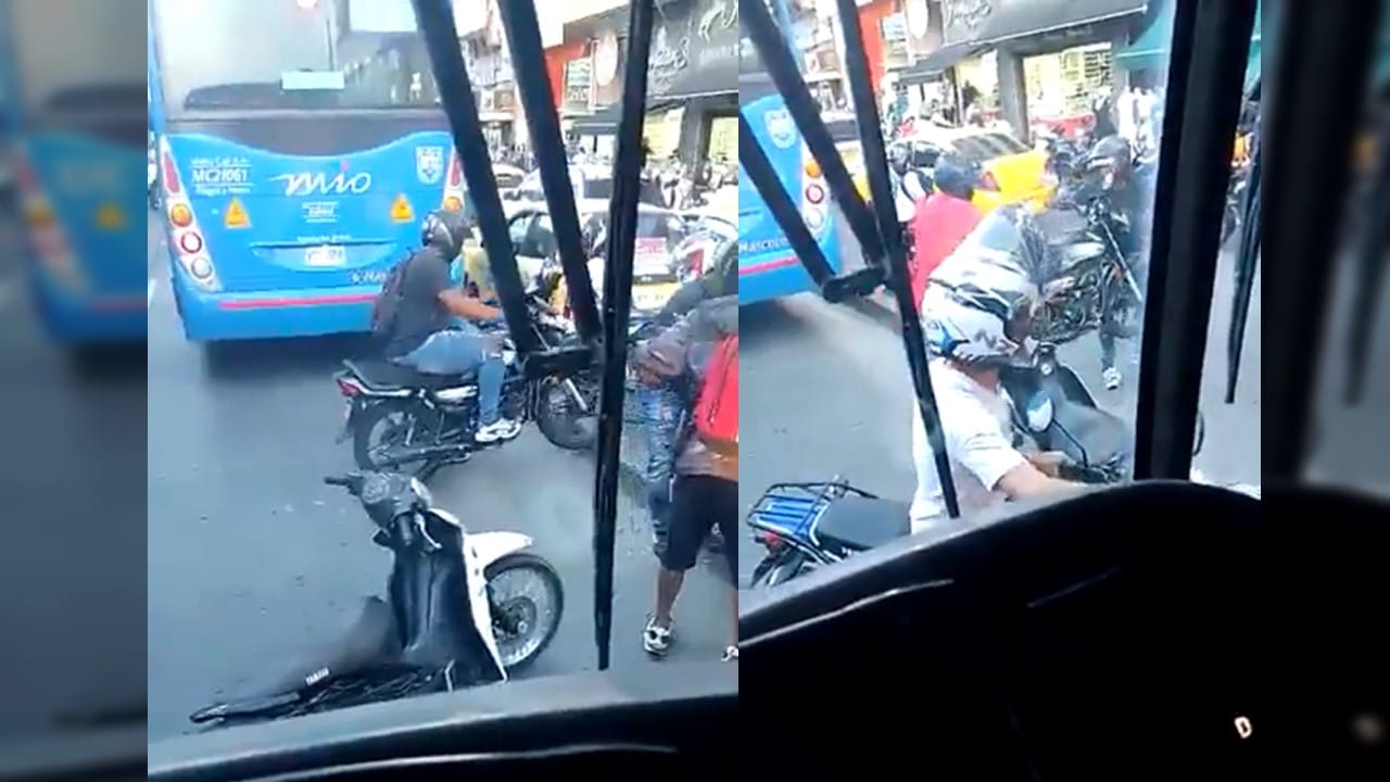 Video: Motociclistas sacaron sus motos del carril del MÍO para no ser sancionados