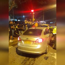 Mujer, en aparente estado de embriaguez, arrolló a varias motos en Meléndez