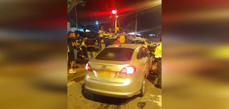 Mujer, en aparente estado de embriaguez, arrolló a varias motos en Meléndez