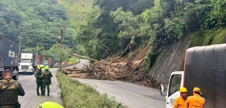 Nuevo deslizamiento de tierra provoca cierre total en la vía Buga-Buenaventura