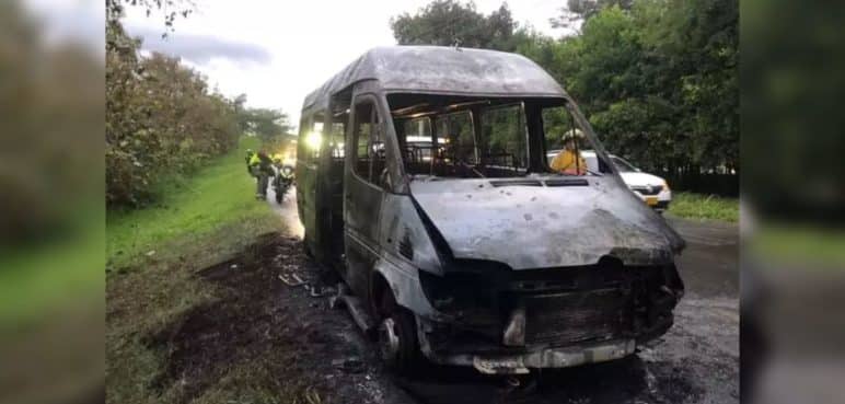 Sujetos robaron a pasajeros e incineraron buseta intermunicipal en Obando