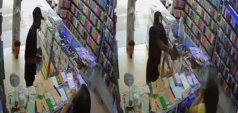 Video: Una mujer resultó herida en medio de un robo en un local de celulares