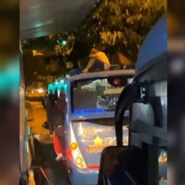 Video: Personas se fueron colgadas de las ventanas y encima del techo de un bus del MÍO