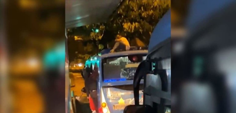 Video: Personas se fueron colgadas de las ventanas y encima del techo de un bus del MÍO