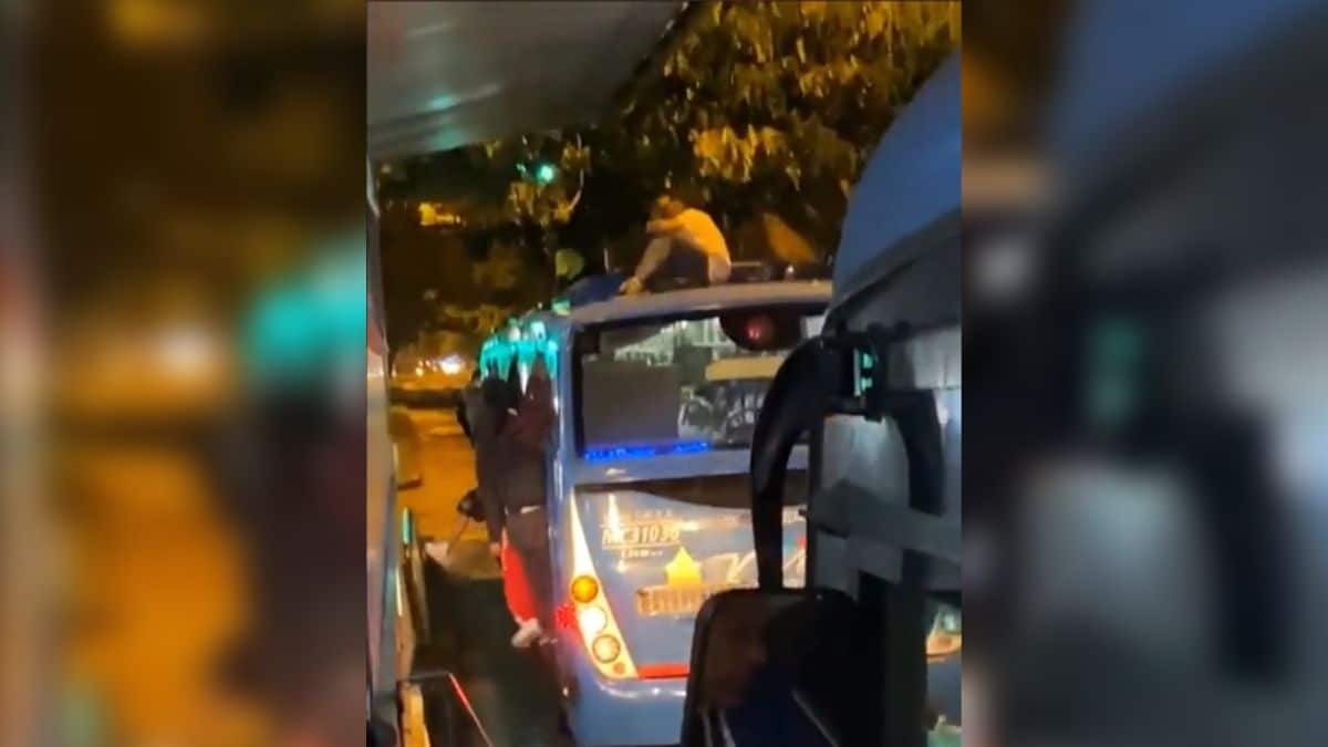 Video: Personas se fueron colgadas de las ventanas y encima del techo de un bus del MÍO