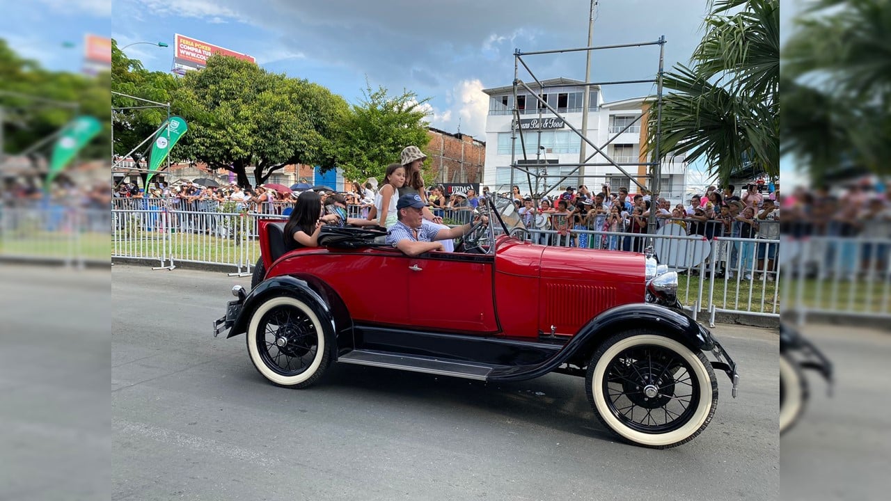 ¡A esta hora se lleva a cabo el desfile de autos clásicos y antiguos!
