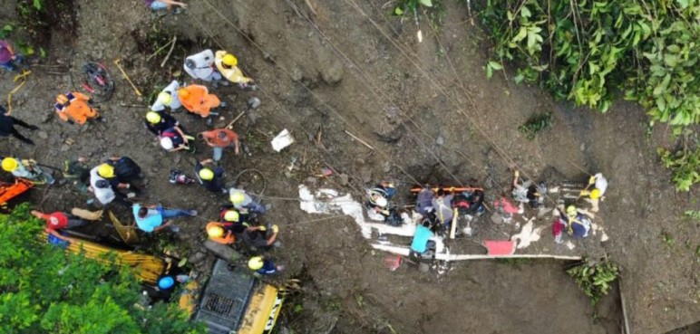 Bus con 26 pasajeros terminó supultado por un derrumbe en Risaralda