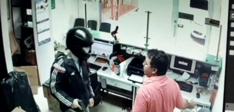 Video: Hombre intentó robar una entidad bancaria y no había dinero