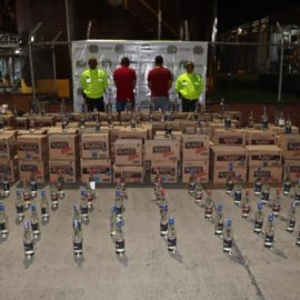 Duro golpe contra el licor adulterado en el Valle, Policía incautó más de 3.500 botellas
