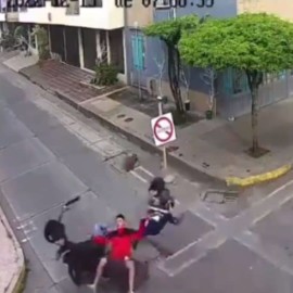 Video: así fue el fuerte choque entre dos motociclistas en Cartago, Valle