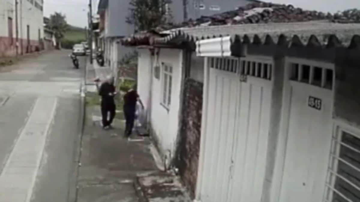 Mujer de la tercera edad es engañada por supuesto sacerdote que la roba