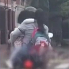 ¡Que peligro! Mujer transita al parecer con dos menores sin casco de protección