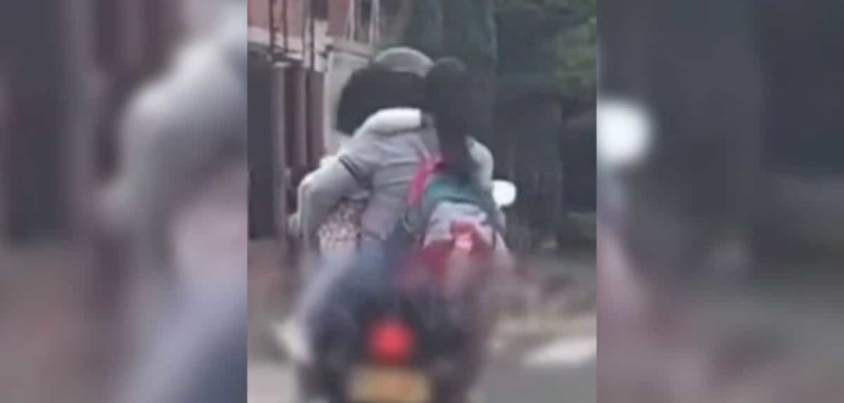 ¡Que peligro! Mujer transita al parecer con dos menores sin casco de protección