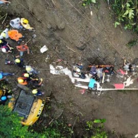 Ya son 12 los pasajeros muertos del bus sepultado por derrumbe en Risaralda