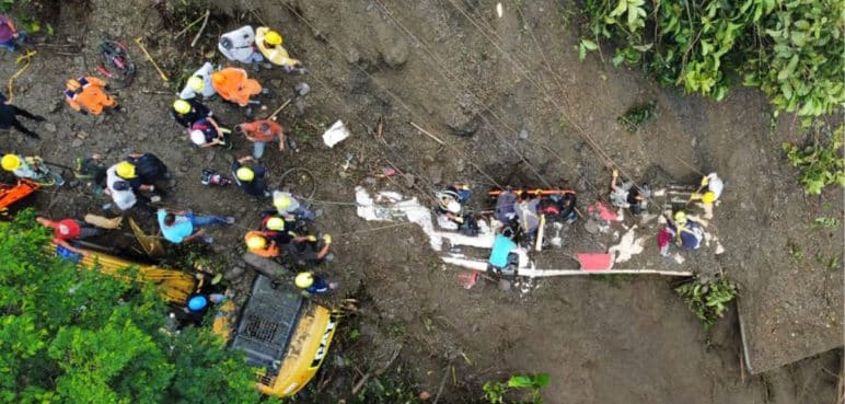 Petro confirmó la muerte de 27 pasajeros del bus sepultado por derrumbe en Risaralda