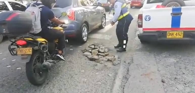 Video: Ahora hasta a los guardas de tránsito les toca tapar los huecos de Cali