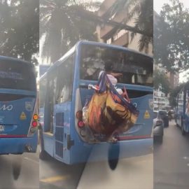 Video: Hombre se colgó en un bus del MÍO mientras cargaba un costal