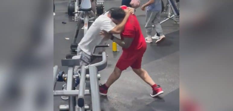 Video: Hombres se agarraron a golpes mientras hacían ejercicio en un gimnasio