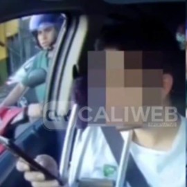 Video: ladrón motorizado le roba el celular a un hombre que iba en un carro