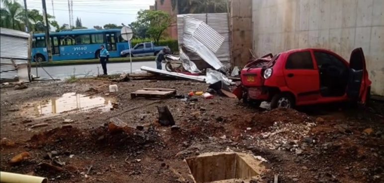 Video: Vehículo ingresó a la construcción de un local comercial en el sur de Cali