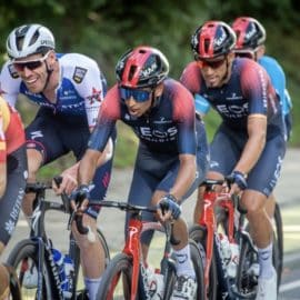 Egan Bernal se retiró de la Vuelta a San Juan por dolores en una rodilla