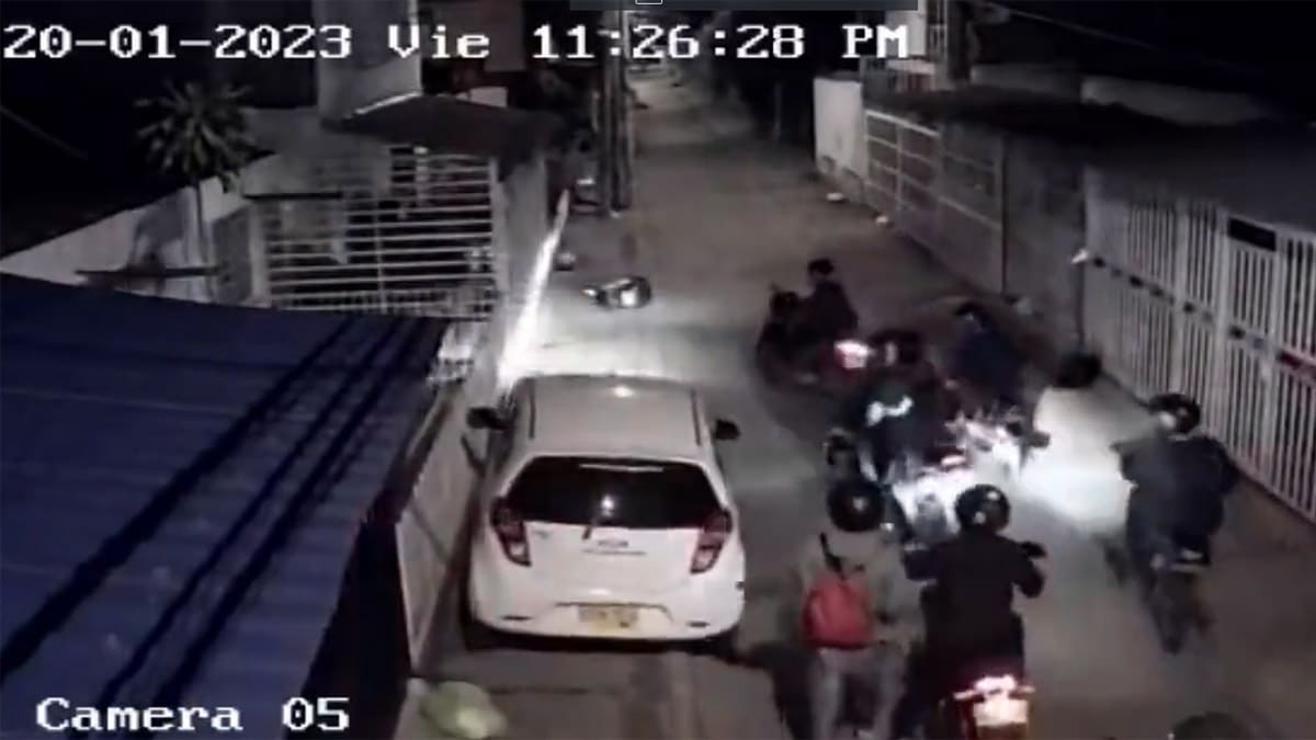 En vídeo: Un grupo de delincuentes están atracando en el puente de Juanchito