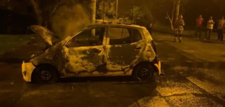 ¿Qué pasa en Tuluá? Taxi fue quemado cerca de la Universidad Uceva